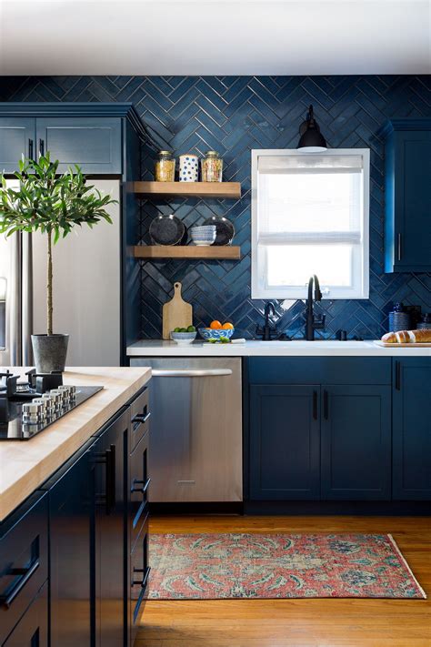 backsplash for blue kitchen cabinets.